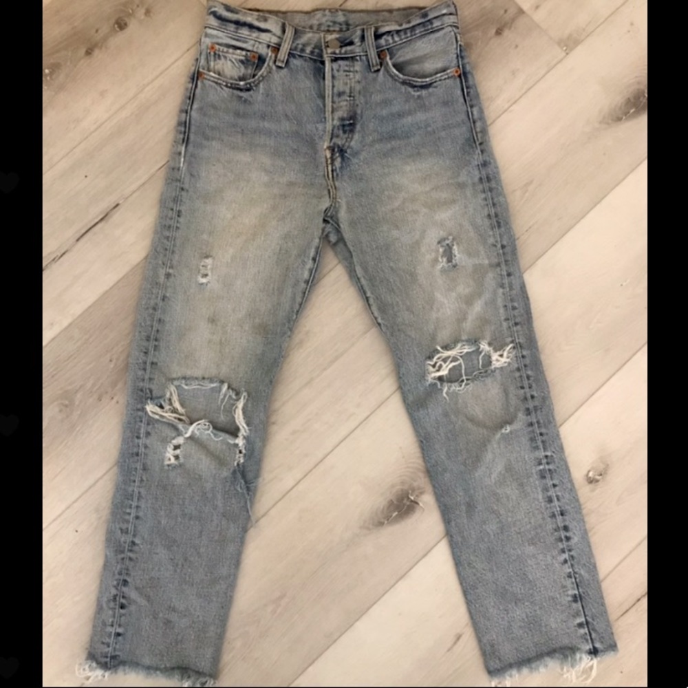 These are size 26 Levi’s ripped blue jeans. Boyfriend jeans